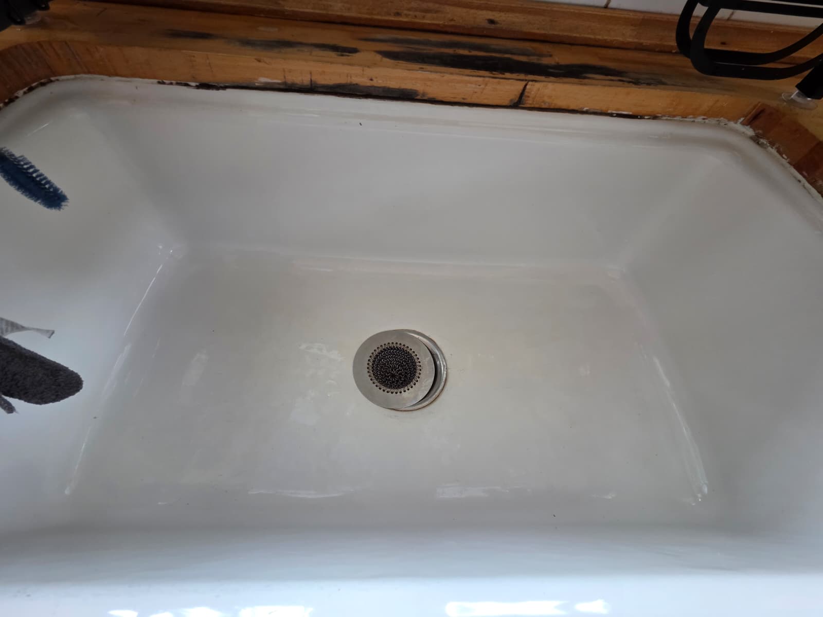 Interior del fregadero blanco de cocina después de la limpieza de Goncan