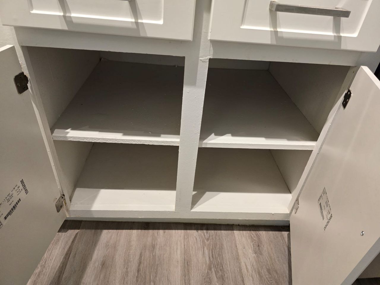 Gabinetes de cocina abiertos y estantes después de la limpieza de Goncan