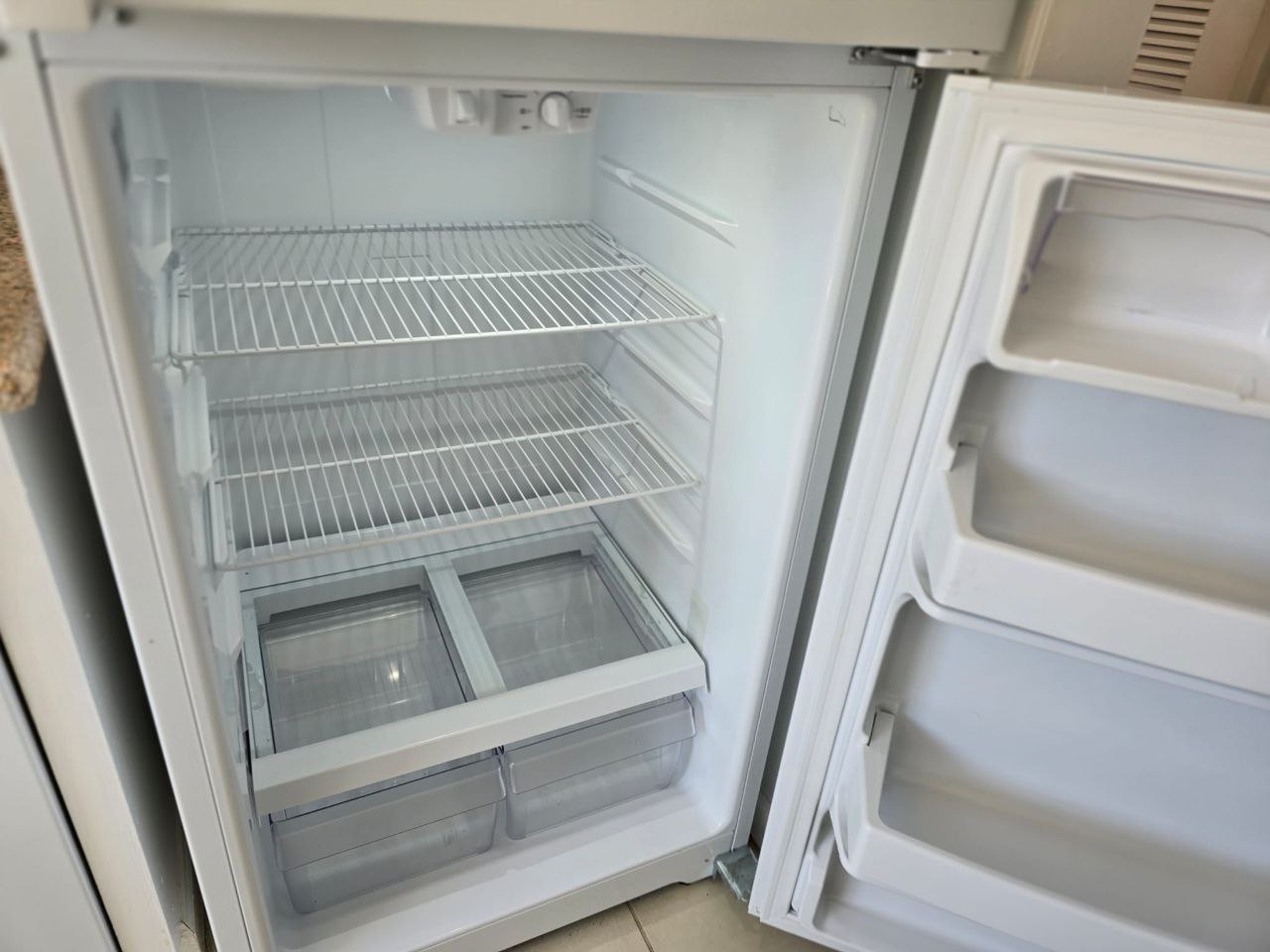 Estantes y cajones del refrigerador después de la limpieza de Goncan