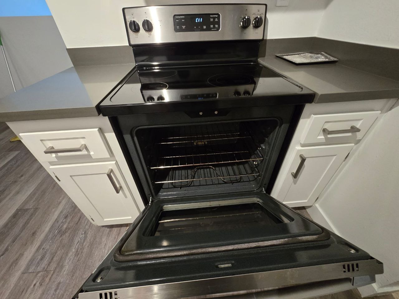 Horno abierto y estufa después de la limpieza de Goncan